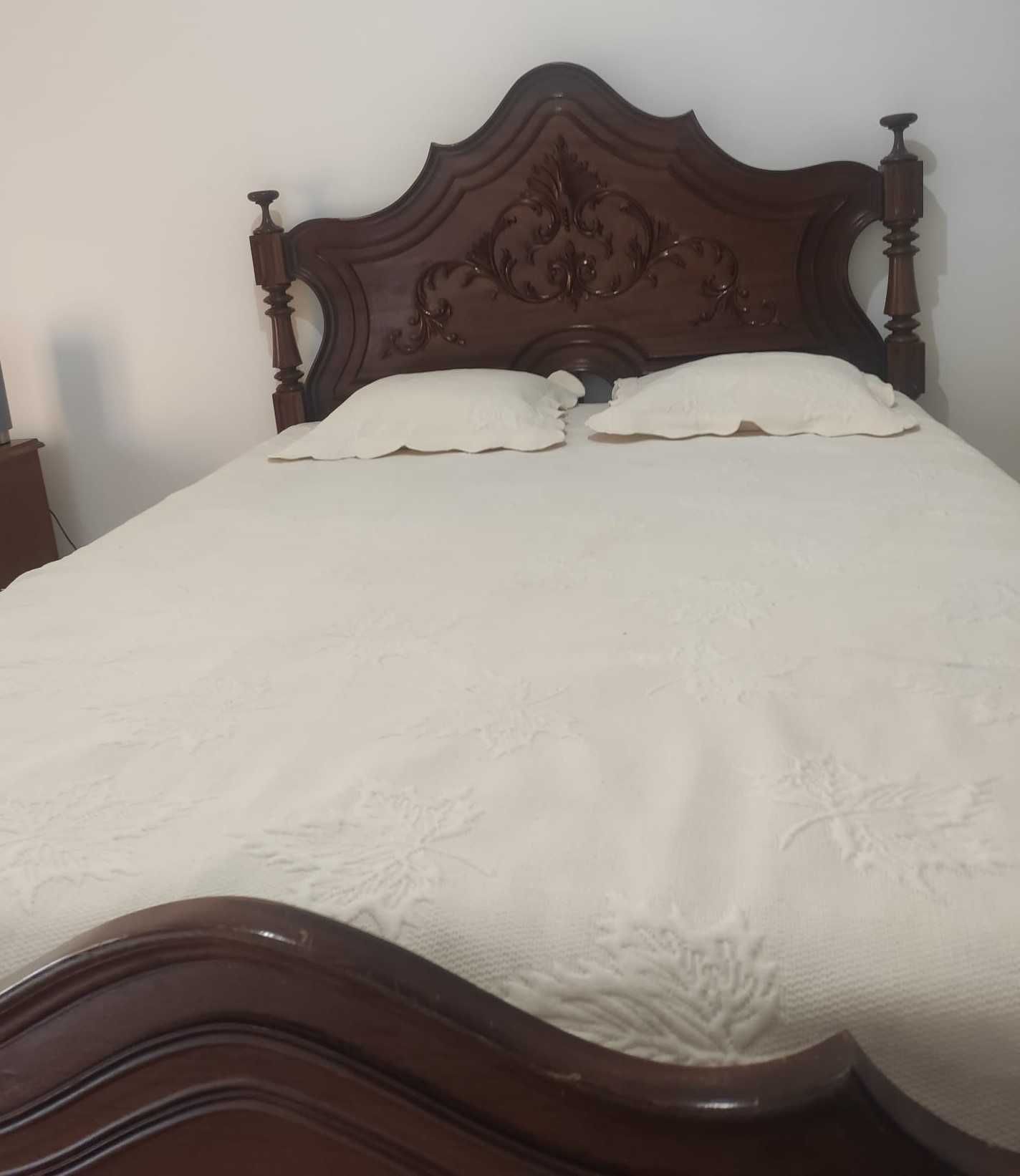 Cama de Casal Com Colchão Ortopédico e Estrado em Ripas