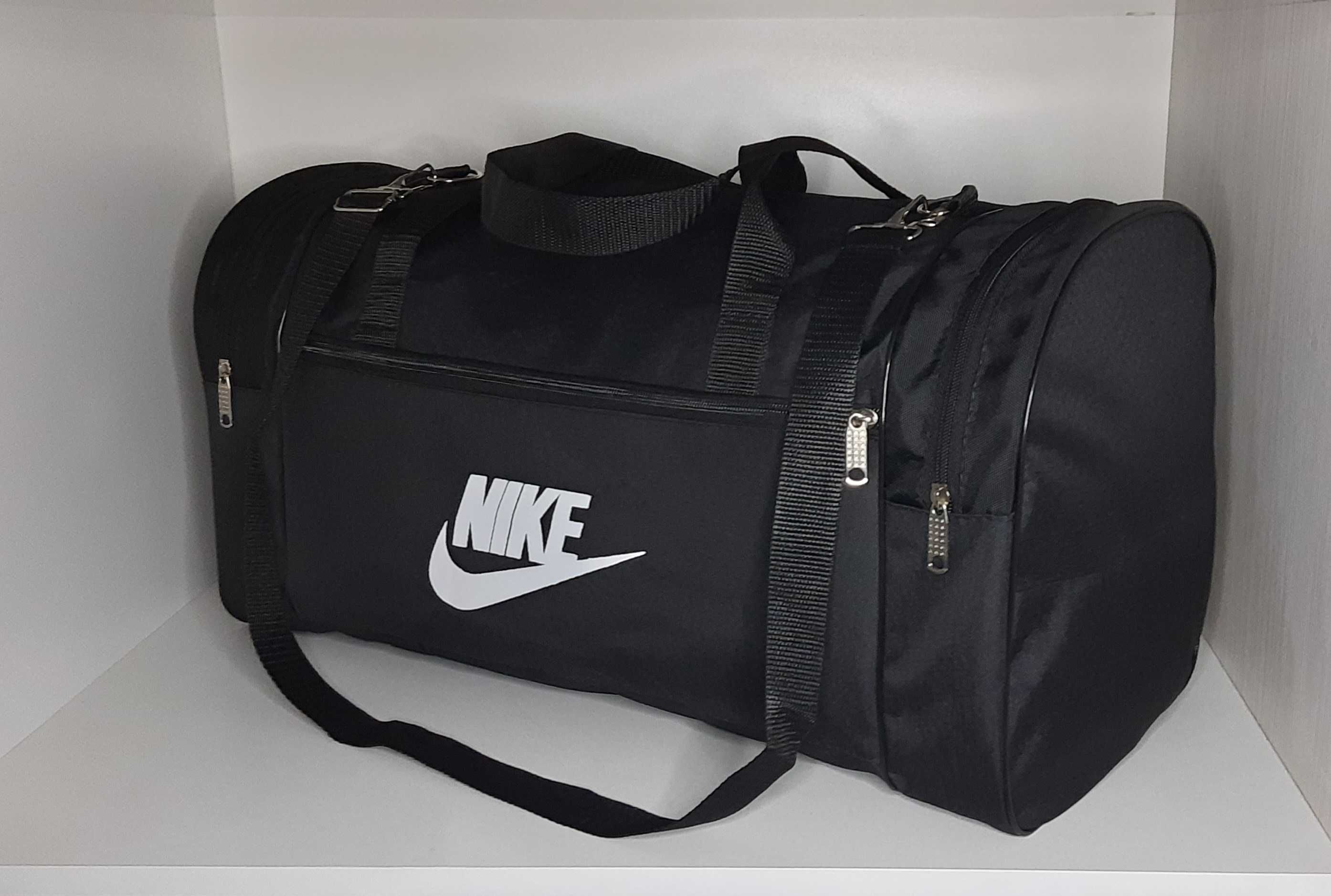 Сумка Nike спортивная чёрная вместительная. Новая.