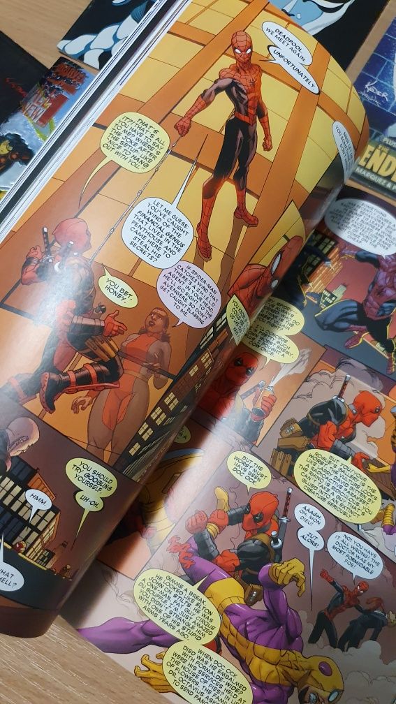 Marvel комікси 20 шт. та книга для фанатів