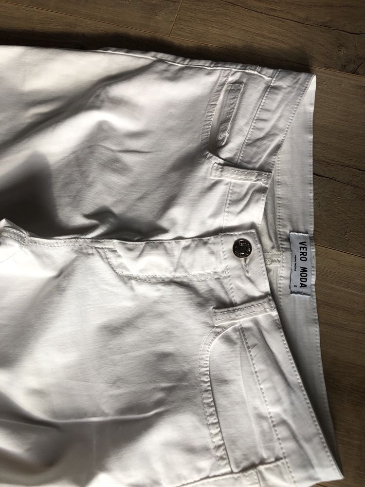 Białe spodnie Vero moda