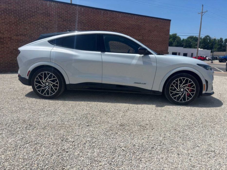 Ford Mustang Mach-E      2022