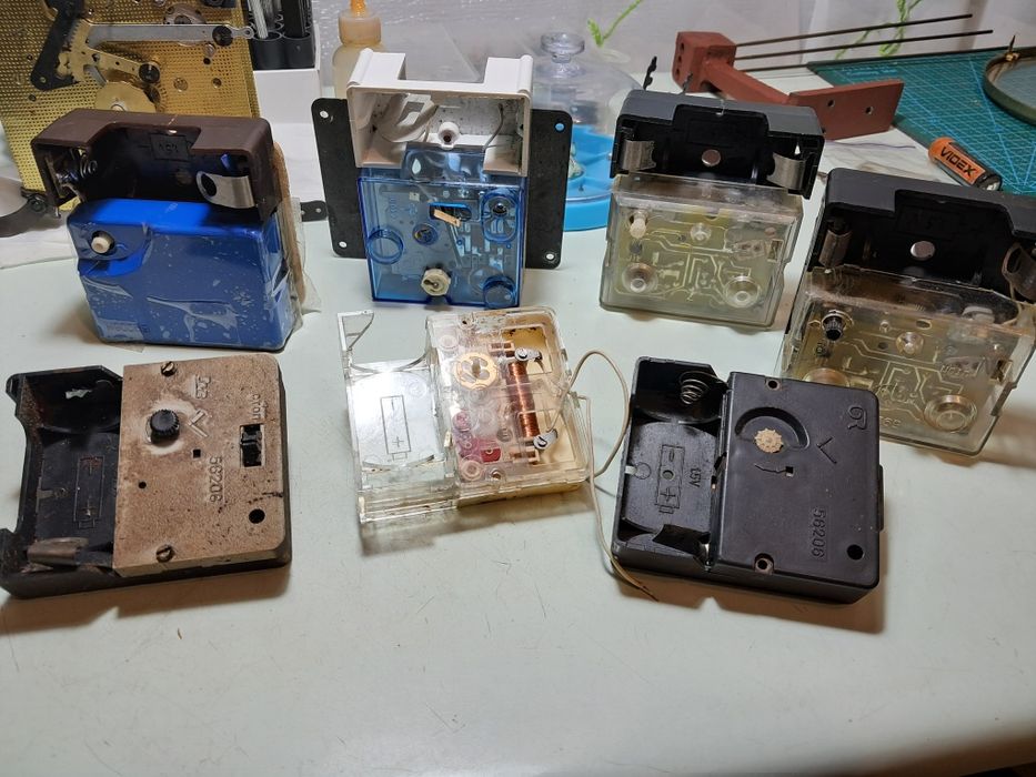 Механізми годинників під ремонт або запчастини