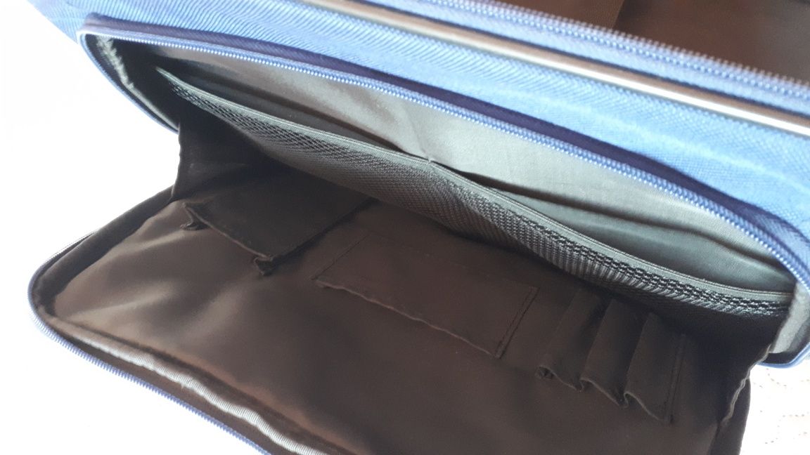 Granatowa torba walizka laptopa