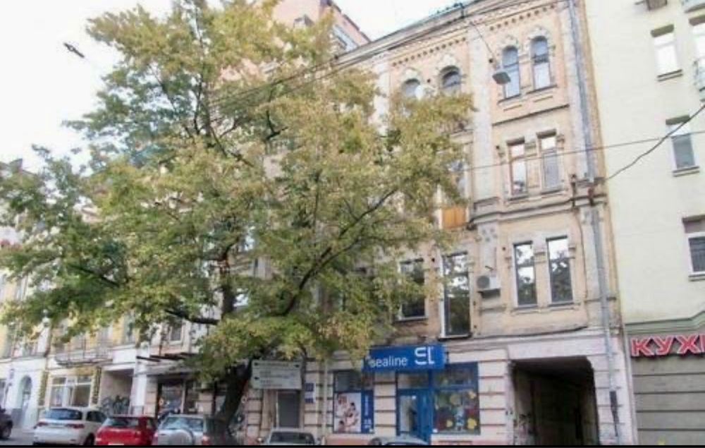 Продам 4к квартиру на вул. Дмитріївська 58А. Галицька площа. Цирк.