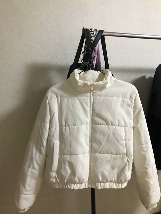 белая куртка