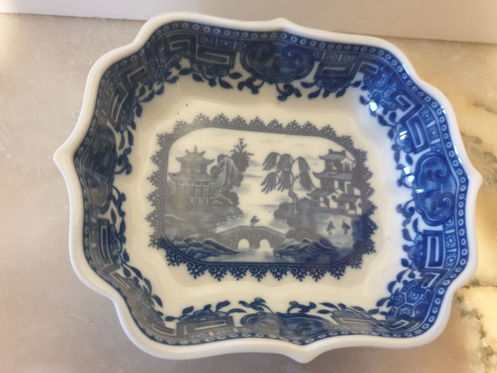 Conjunto de covilhete e prato em porcelana Oficina Real-Colecção Macau