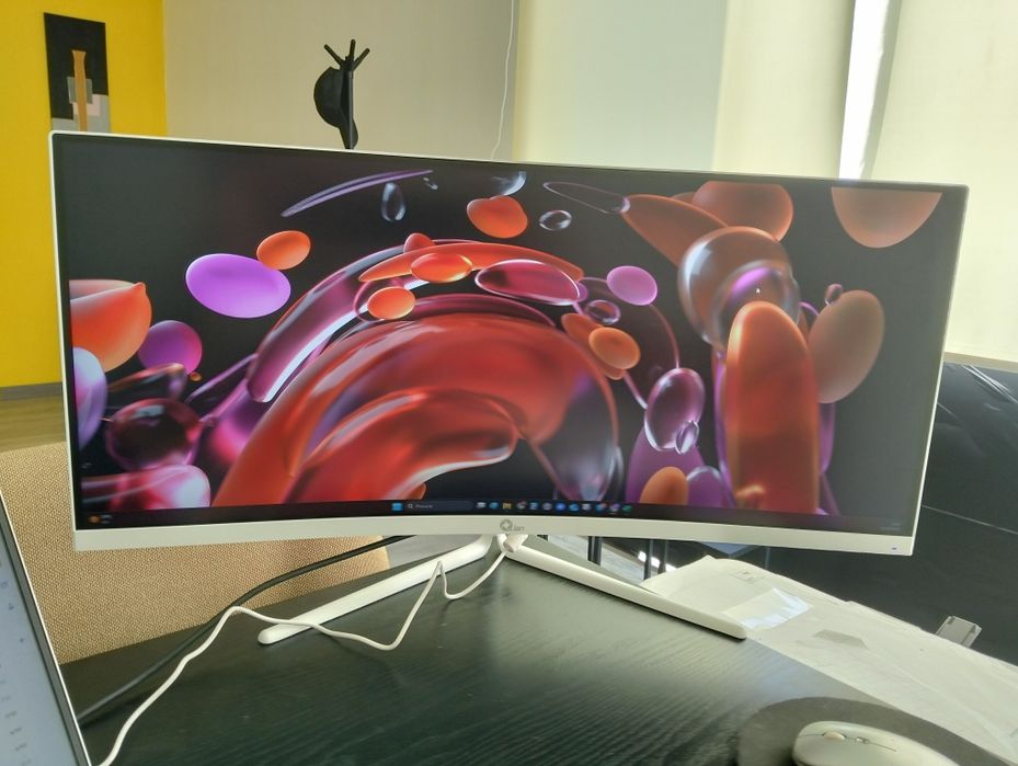 Monitor curvo com 2 semanas de utilização