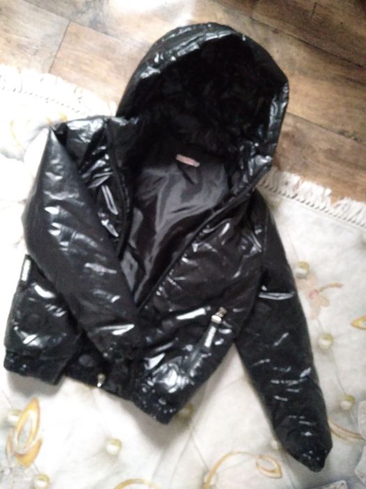 Czarna kurtka damska lakierowana wiosenna