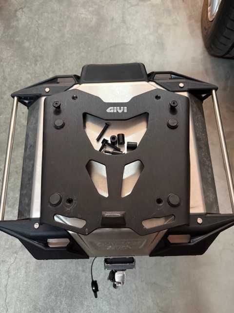 GIVI TREKKER OUTBACK 42 + Base para BMW GS 1250/1300