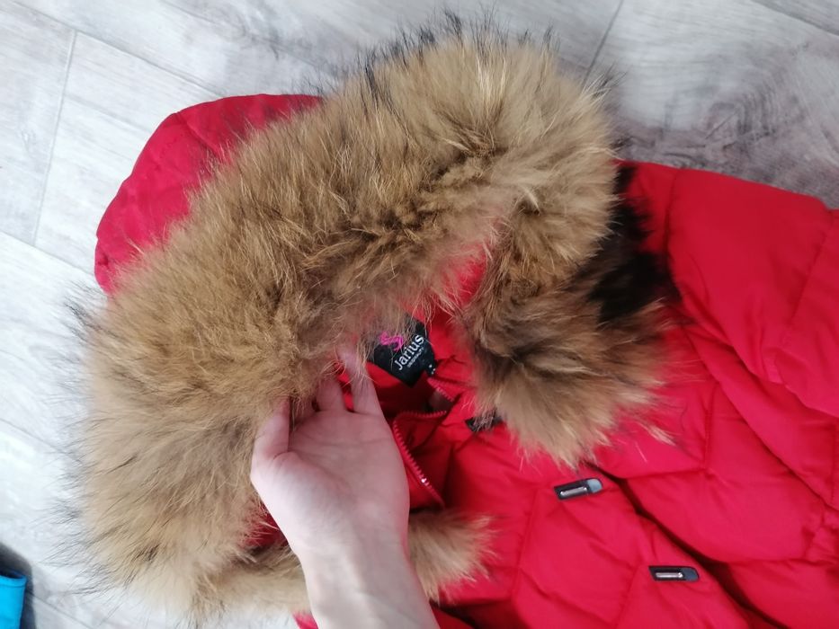 Пуховик S з мехом єнота