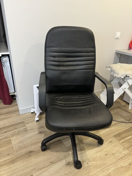 Офисное кресло( натуральная кожа) бу