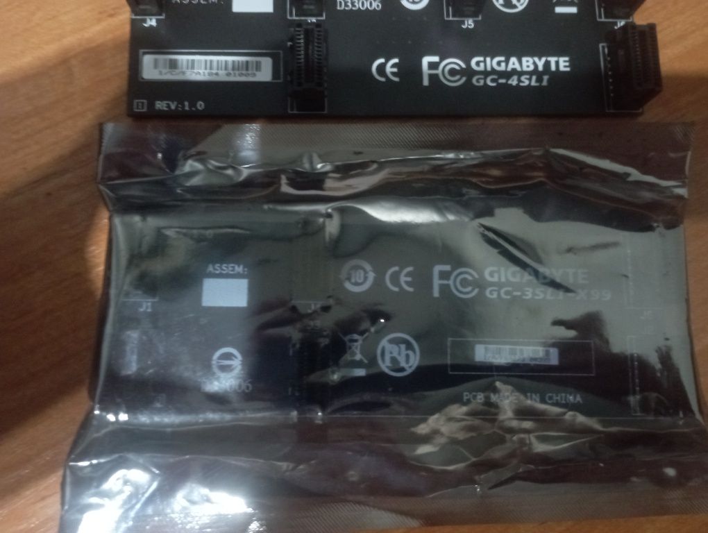 Dwa mostki Gigabyte GC-4SLI oraz Gigabyte GC-3SLI-X99