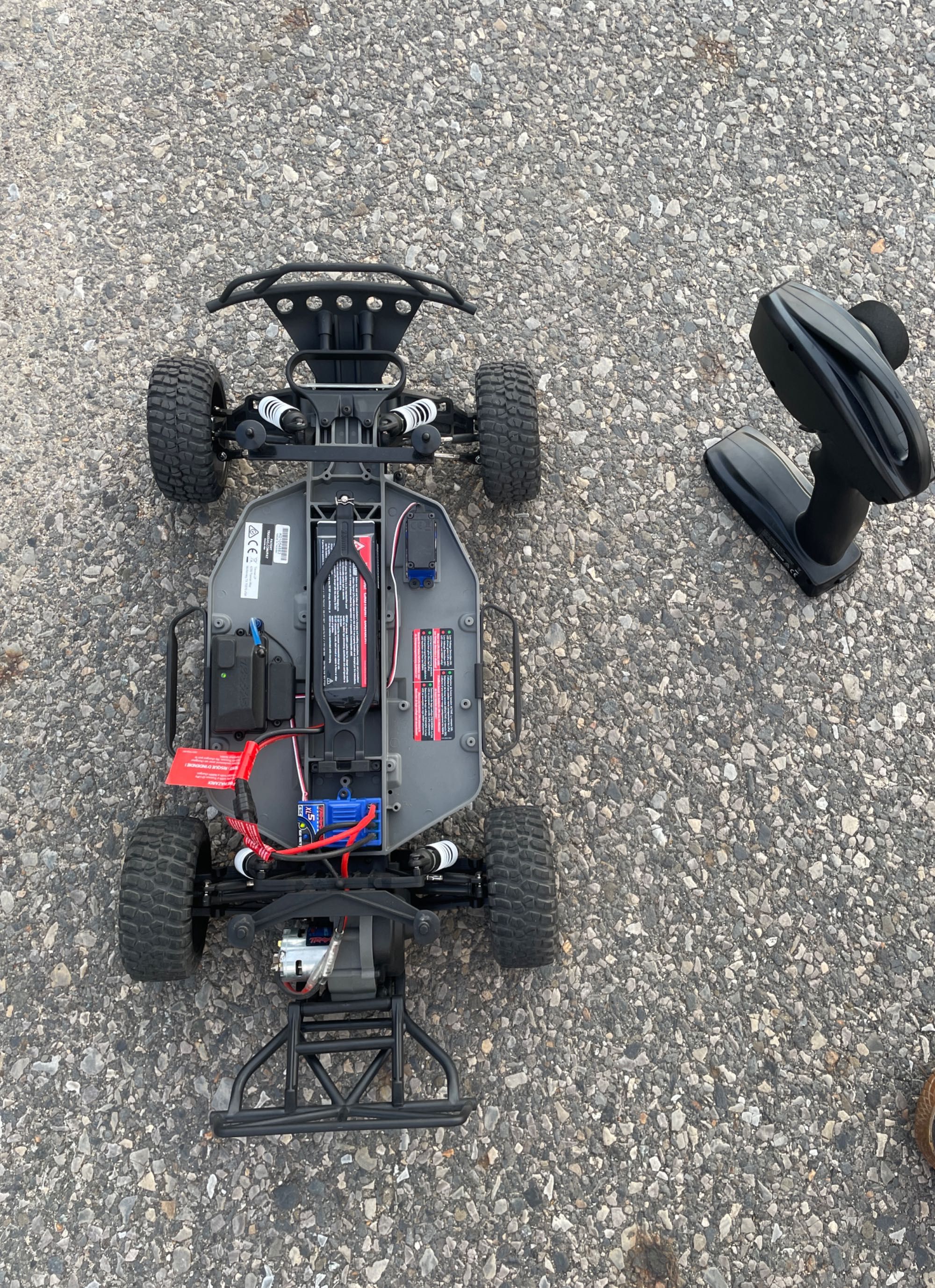 Sprzedam TRAXXAS Slash 2WD (złożony) z akumulatorem i z ładowarką