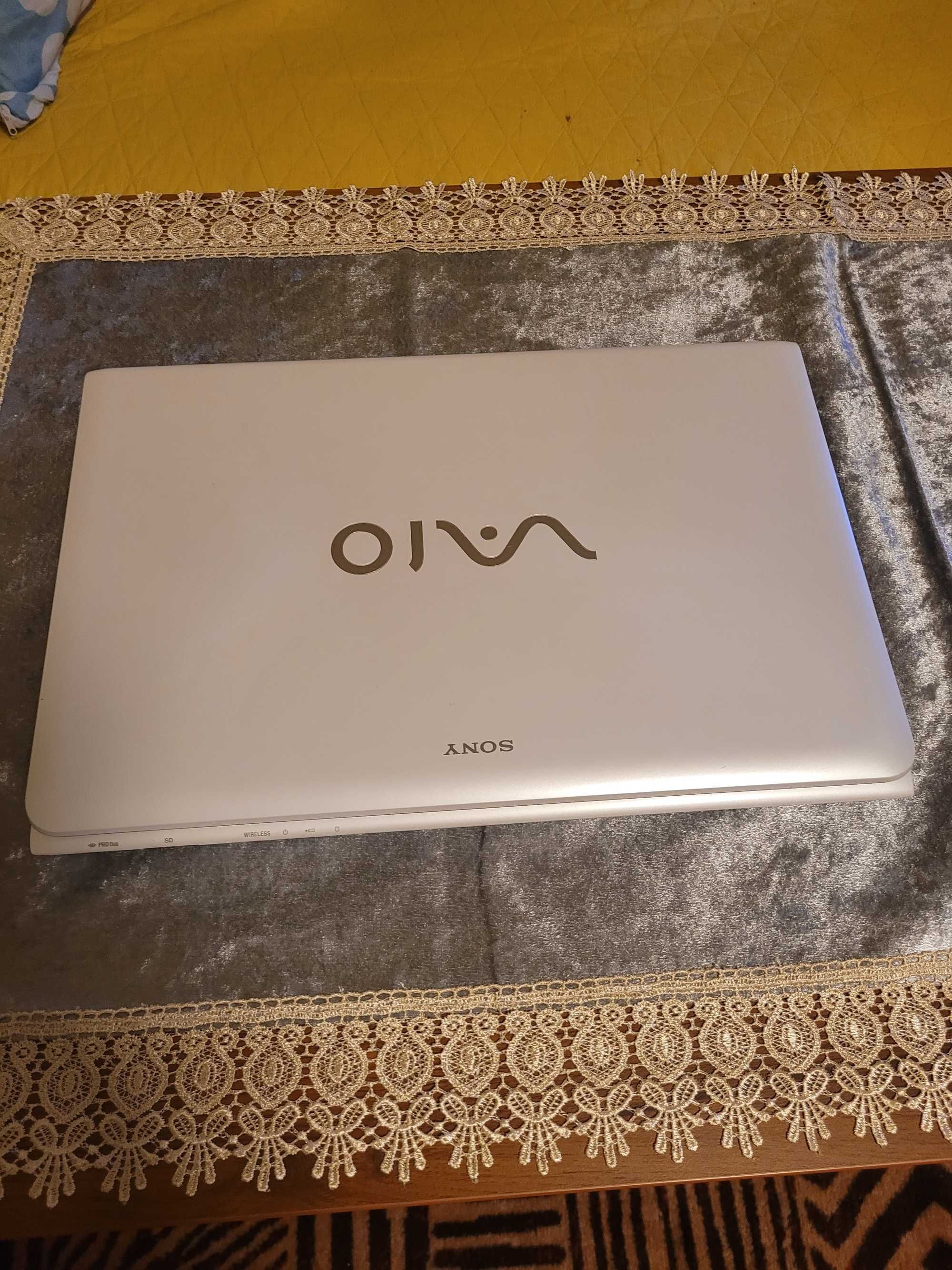 Sony Vaio 17,3 " Kolor Biały Perłowy stan BDB