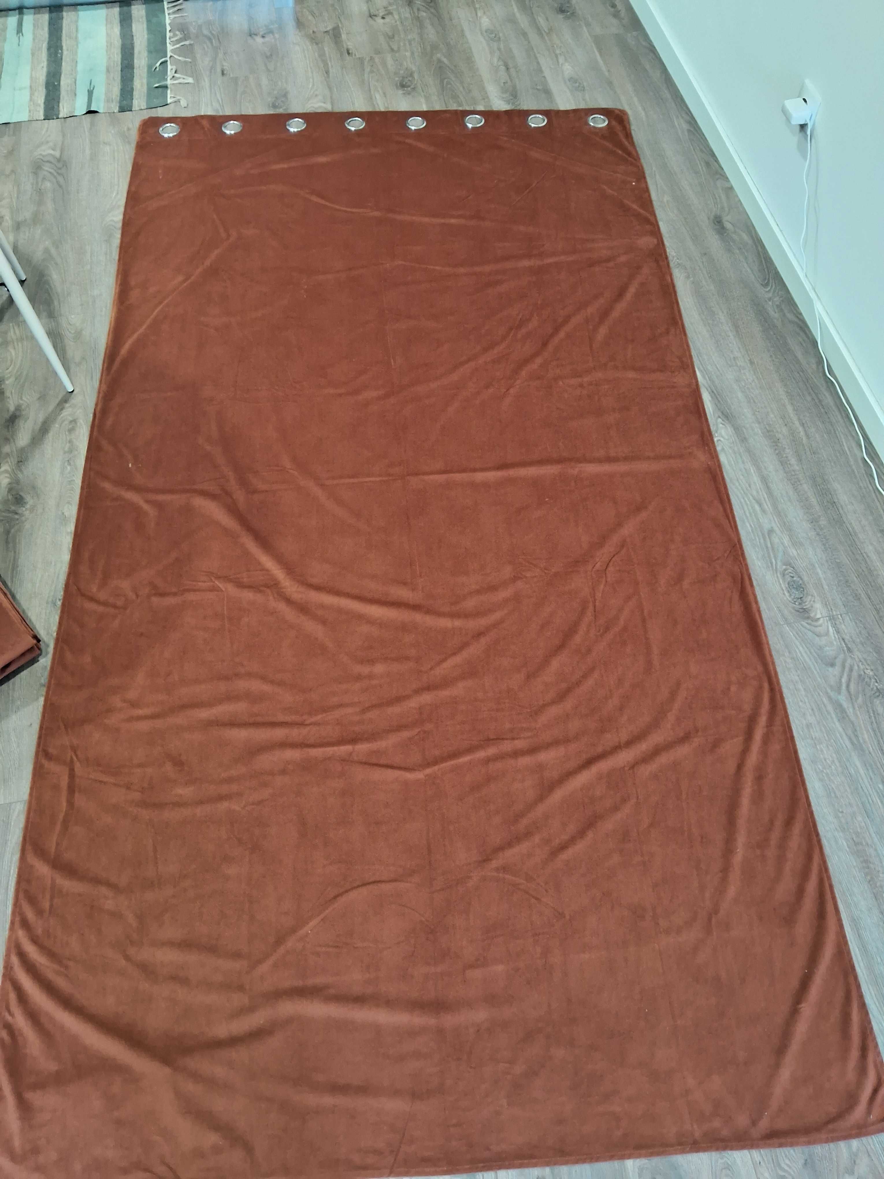 Vende-se 4 peças cortinas muito bem conservadas.