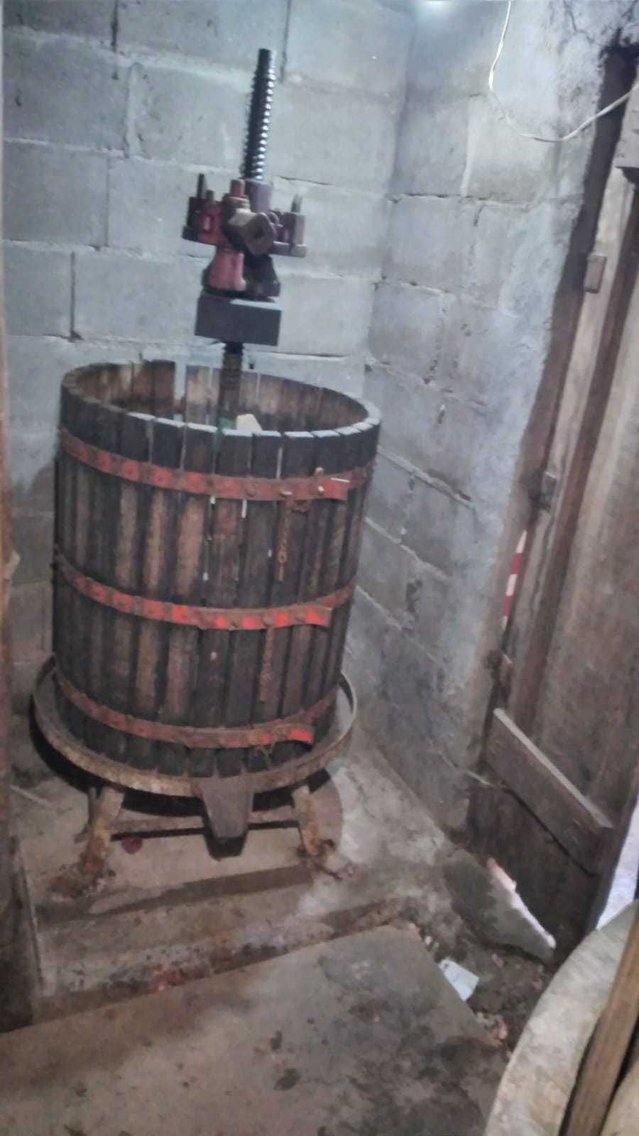 Prensa mais relador de vinho