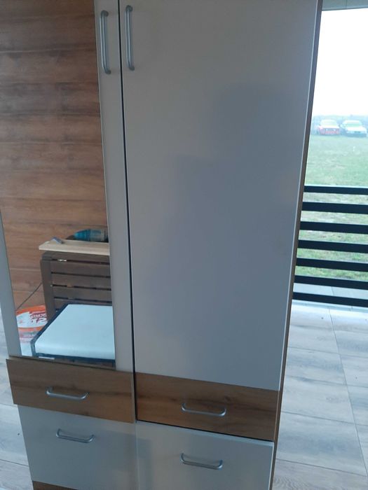 Szafa biało-drewniana z lustrem