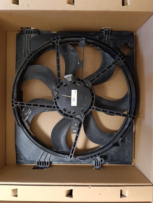 Вентилятор радиатора на Nissan Rogue sport 214816MA0A Valeo