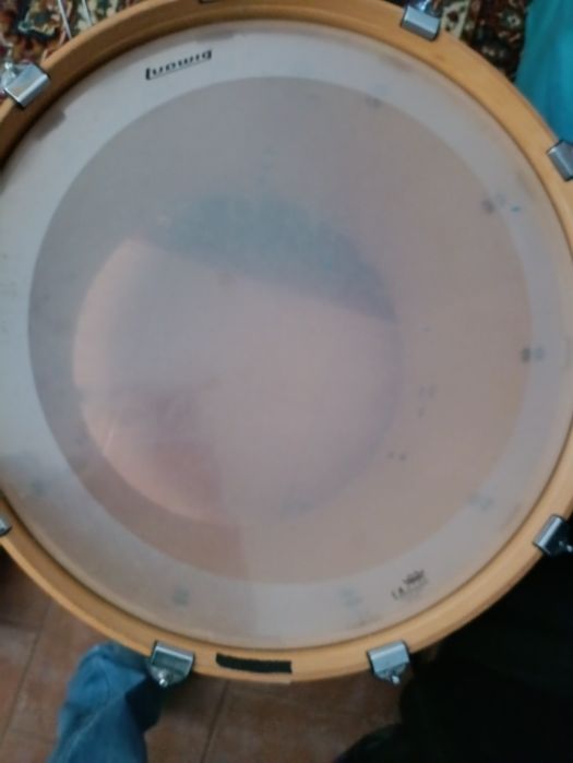Bombo de bateria 22" adaptado a timbalão de chão.