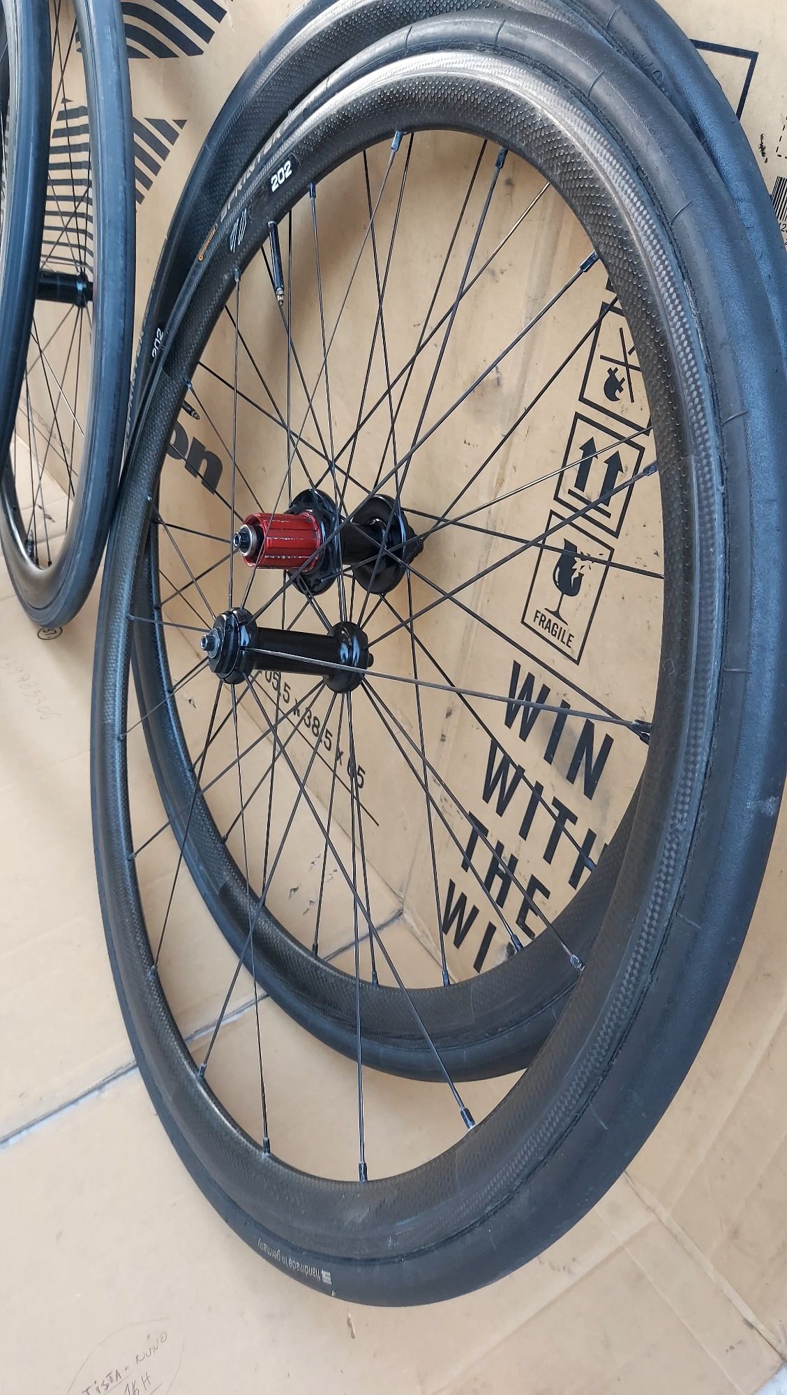 Rodas carbono Roval CLX40 e Zipp 202