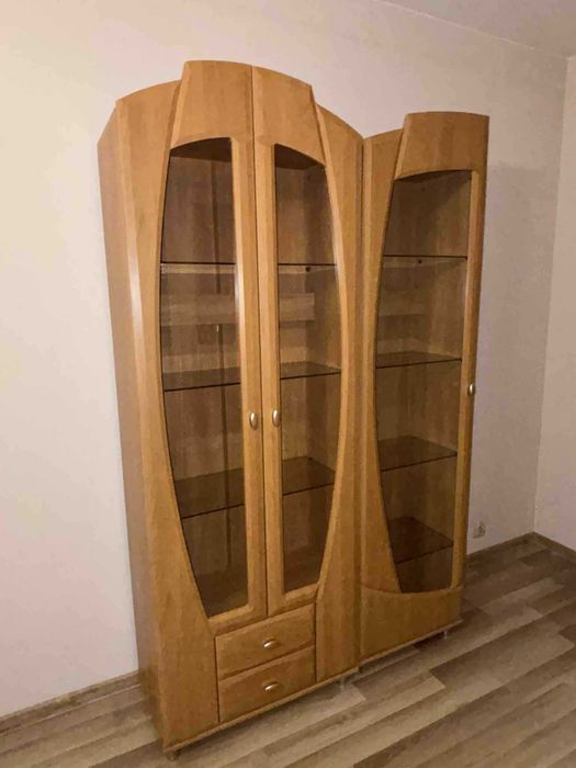Szafa/kredens ze szklanymi frontami i szklanymi półkami