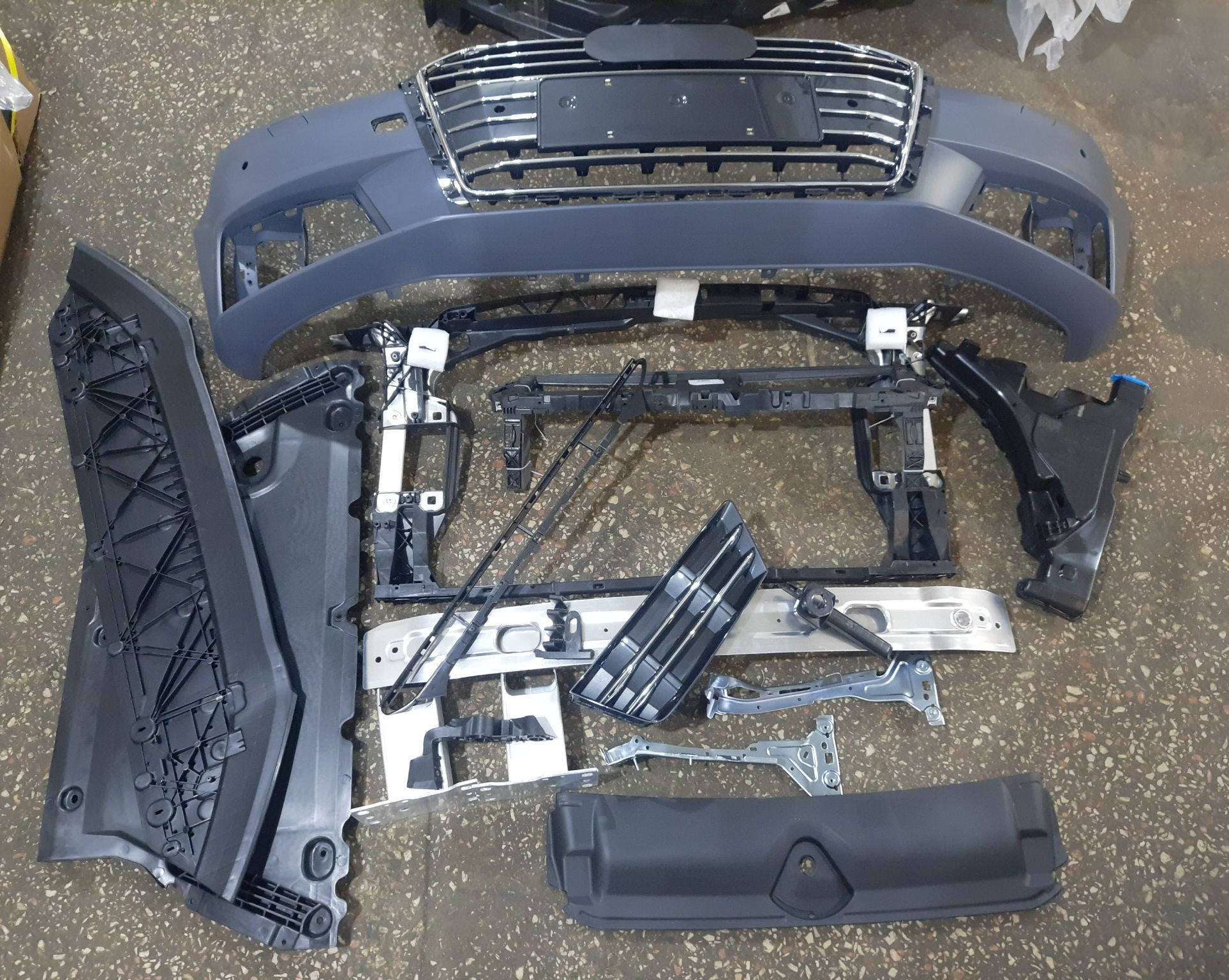Кріплення кронштейн крила Audi A4 B9 17-23 8W0821135C  8W0821136C