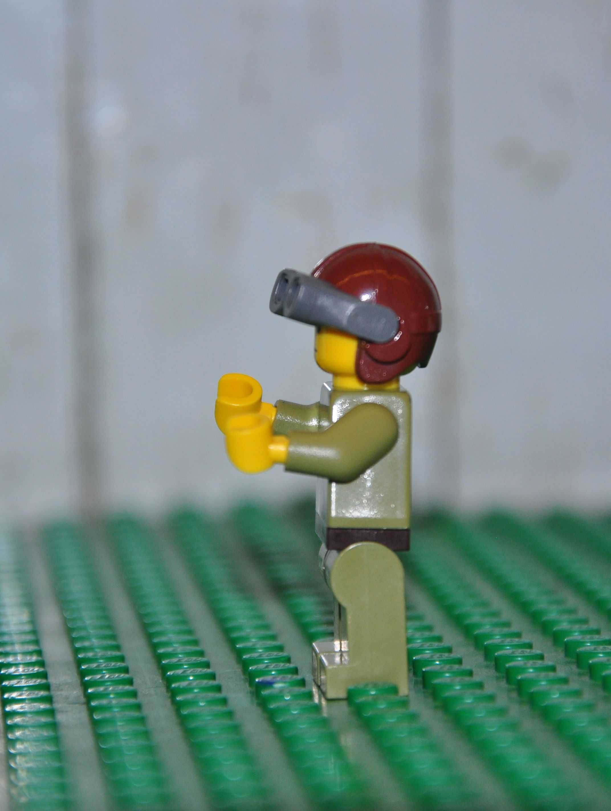 F1464. Figurka LEGO Dino - dino002 Hero - Helicopter Pilot
