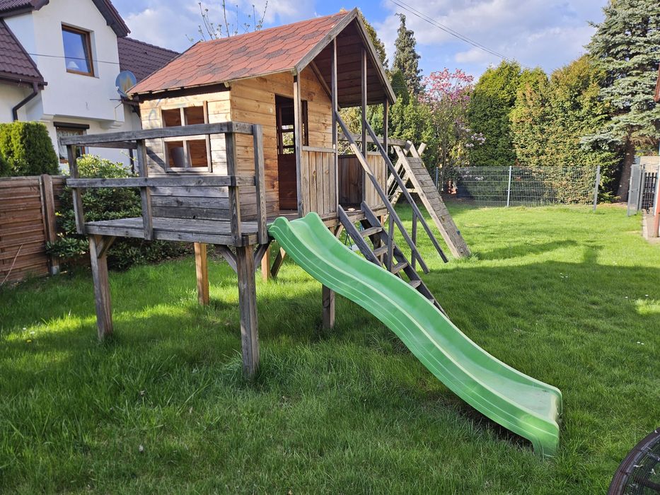 Domek ogrodowy z dwoma huśtawkami