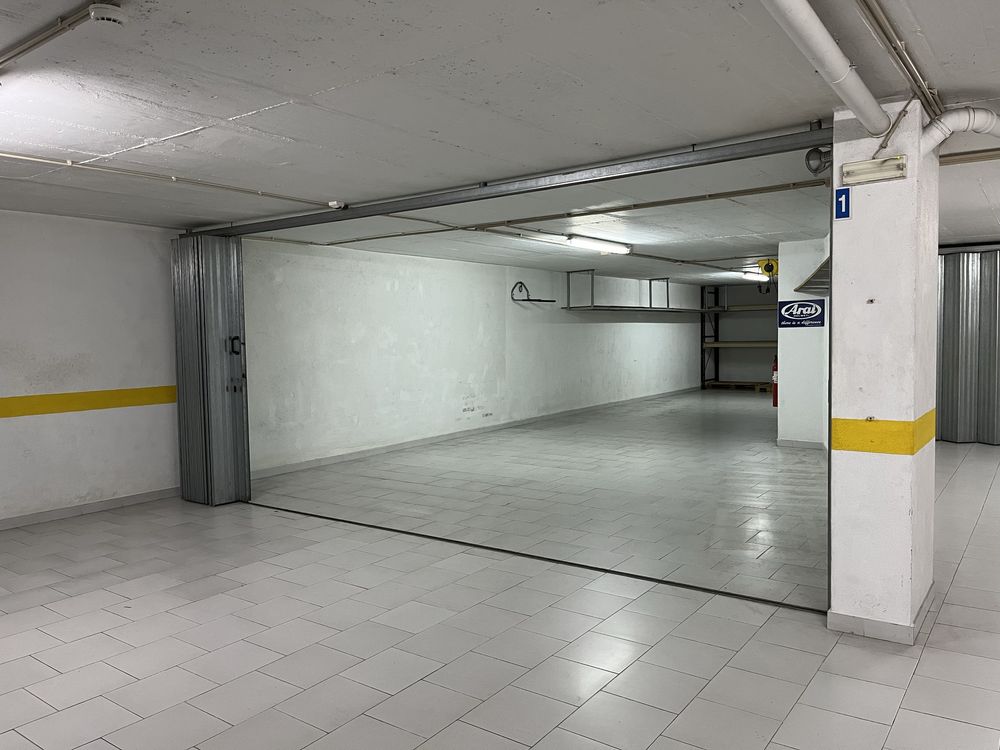 Garagem para Arrendar - Camarate *ENORME