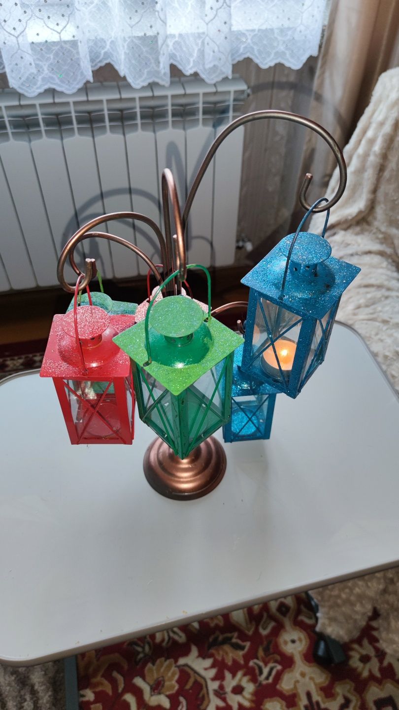 Piękny stojak z lampkami metalowymi