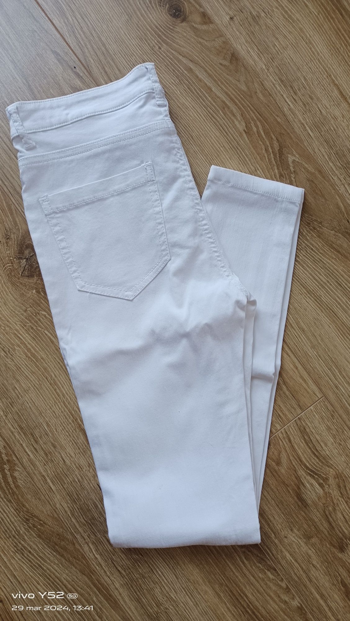 Białe spodnie damskie rurki FB Sister a'la jeans r.M