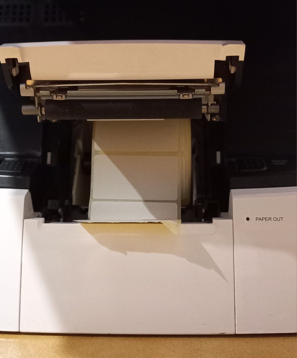 Computador de loja com impressora e scanner