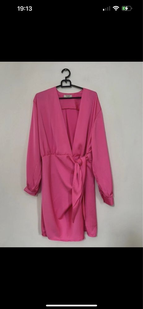 Nowa neonowo różowa sukienka satynowa