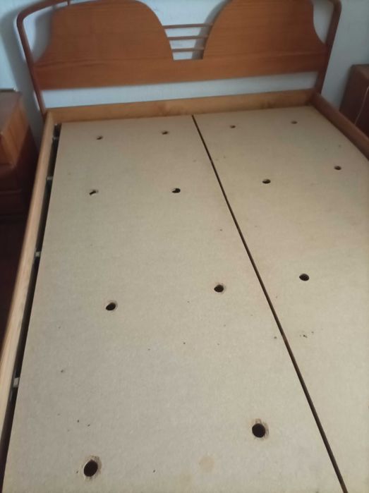 Cama de casal em madeira com 2 mesas cabeceira