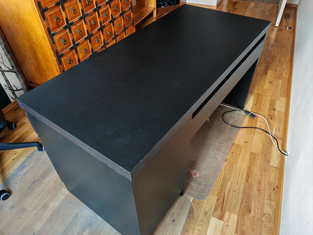 Czarne biurko Ikea Malm