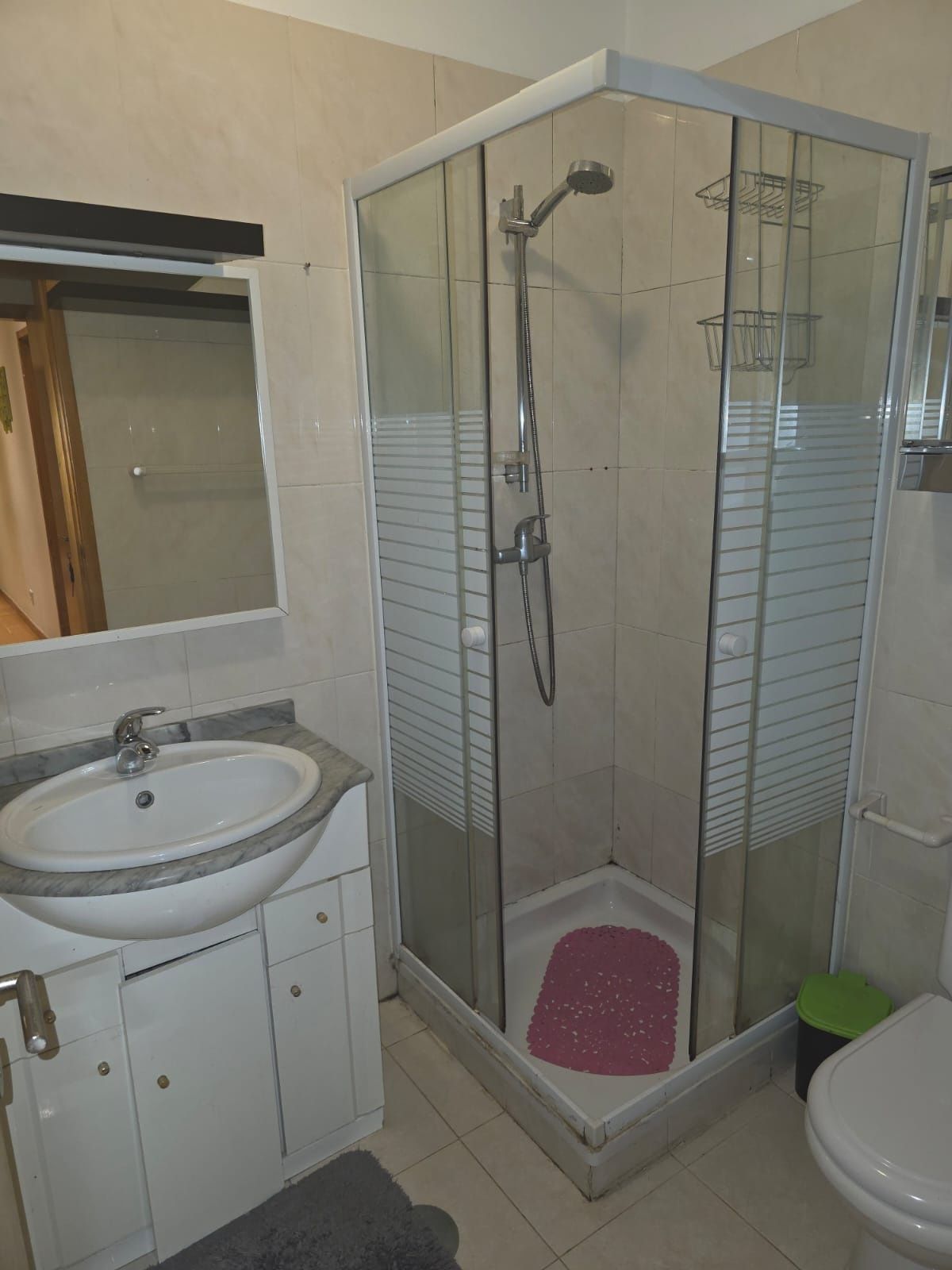 Alugo quarto para casal com suit,  junto a paragem do metro .