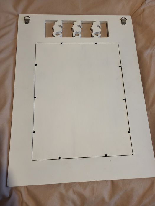 Białe lustro z ornamentem