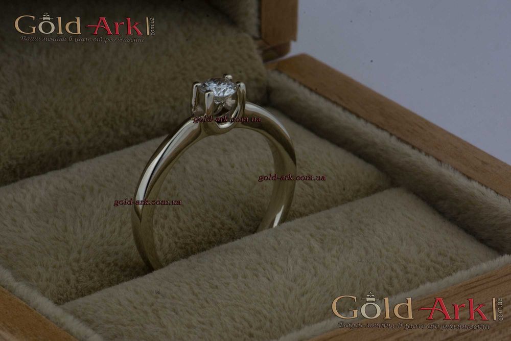 Обручка з діамантом
