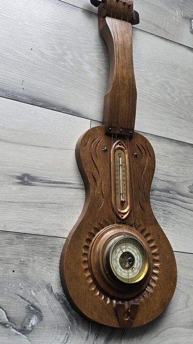 Stary barometr z termometrem