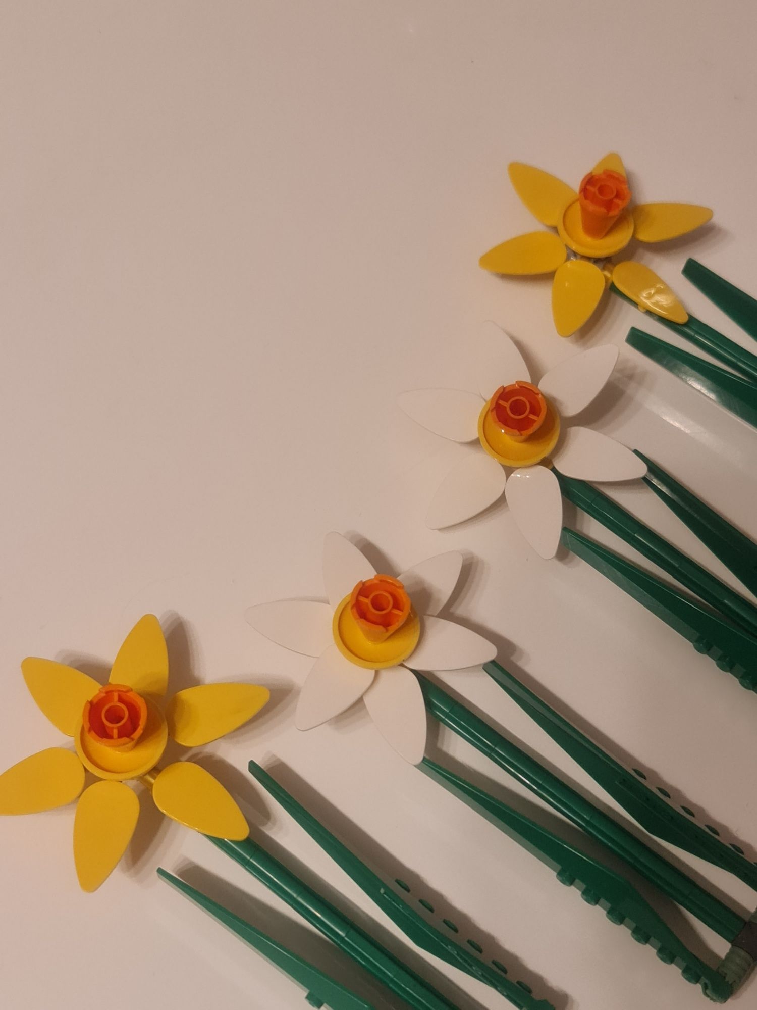Zestaw Lego Botanical 40646, 40747 Żonkile Komplet
Kompletny