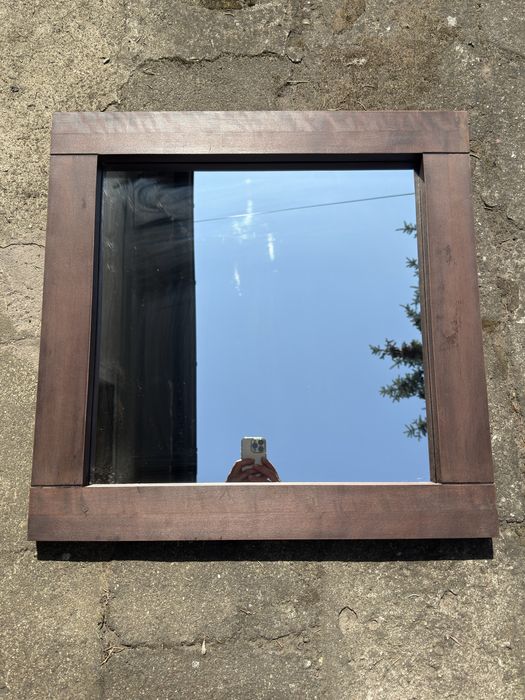 Lustro w drewnianej ramie