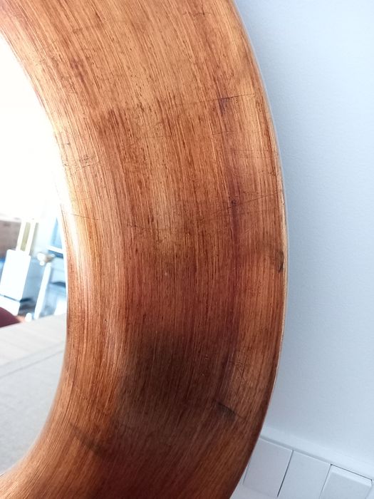 Espelho com moldura de madeira