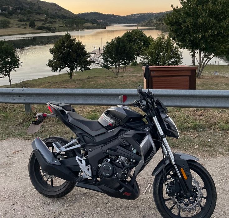 Mota UM 125cc, em ótimo estado e dentro da garantia