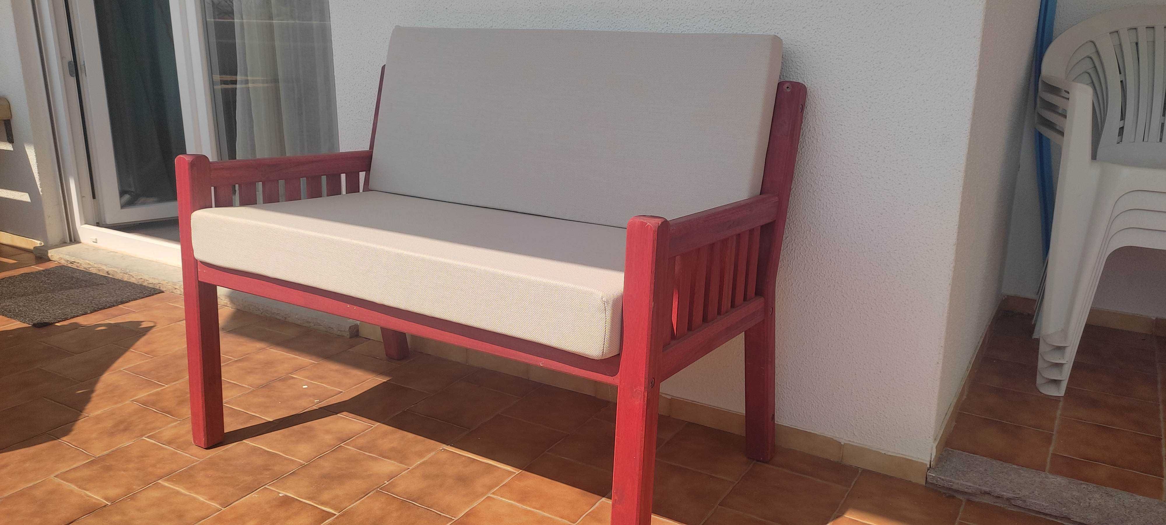 Banco jardim com almofadas exterior.