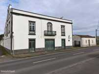 Casa Senhorial Elegante com Segunda Moradia e Detalhes Arquitetónicos