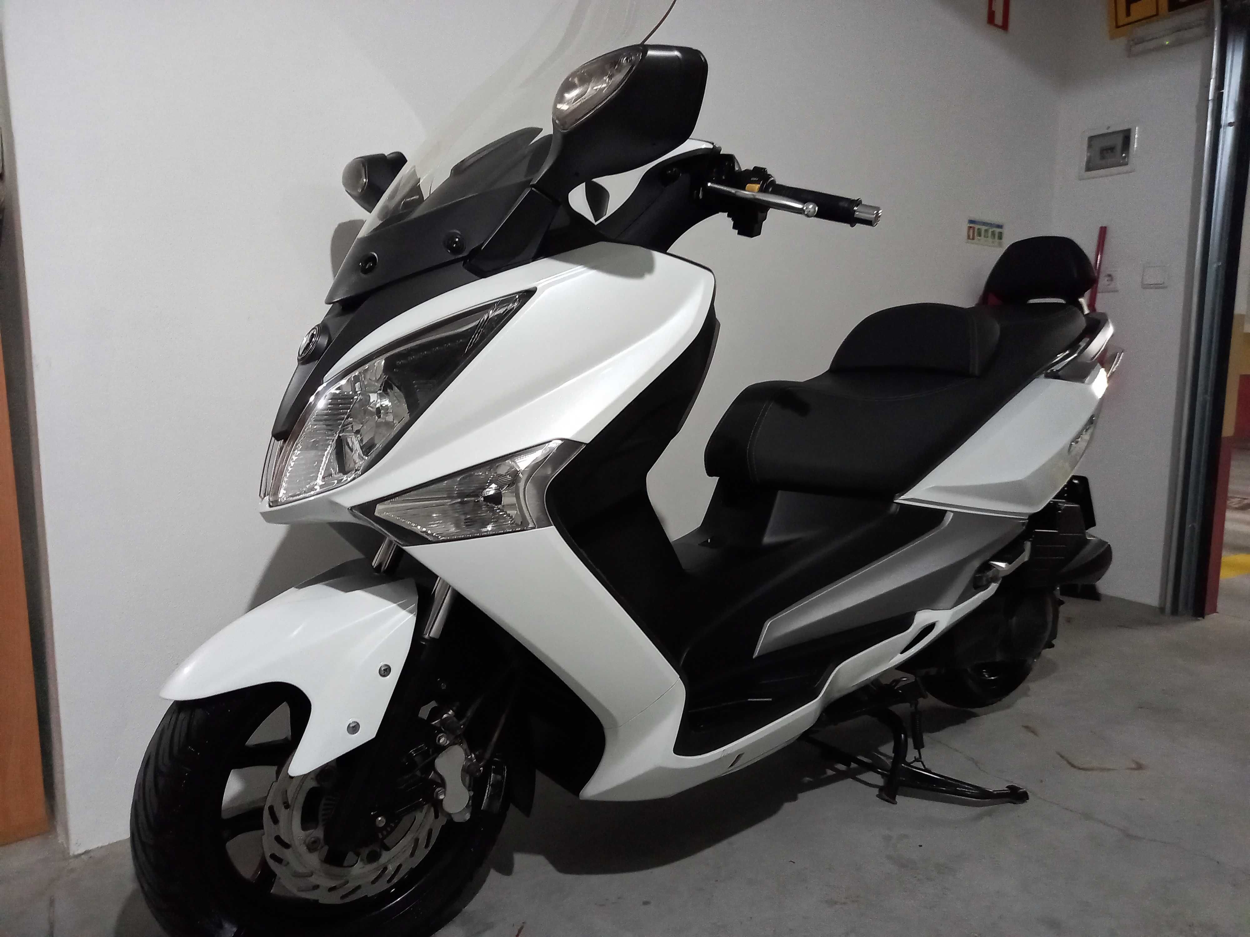 SYM GTS 125i em estado irrepreensível