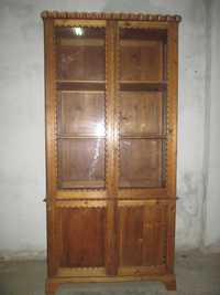 Móvel vitrine,em casquinha,de uma antiga farmácia.