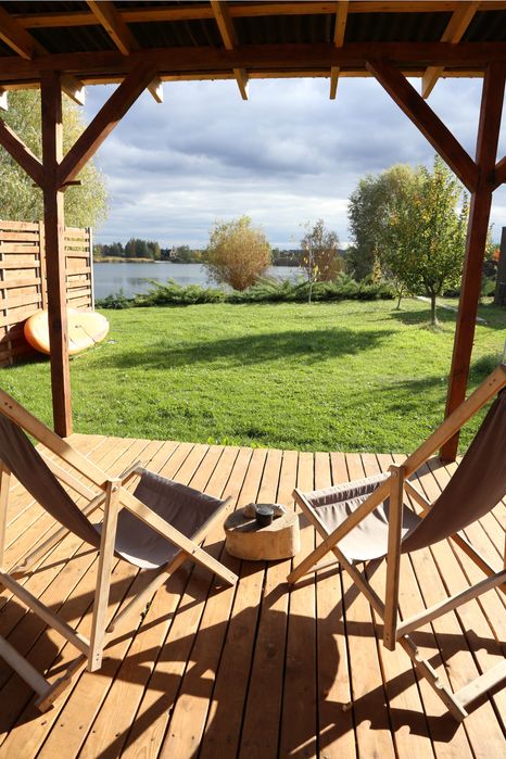 Будиночок першої лінії на озері — з приватним піщаним пляжем