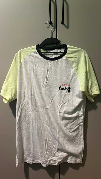 T-shirt Zara z napisem "born lucky"