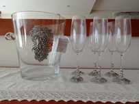 Balde de gelo e copos de champanhe
